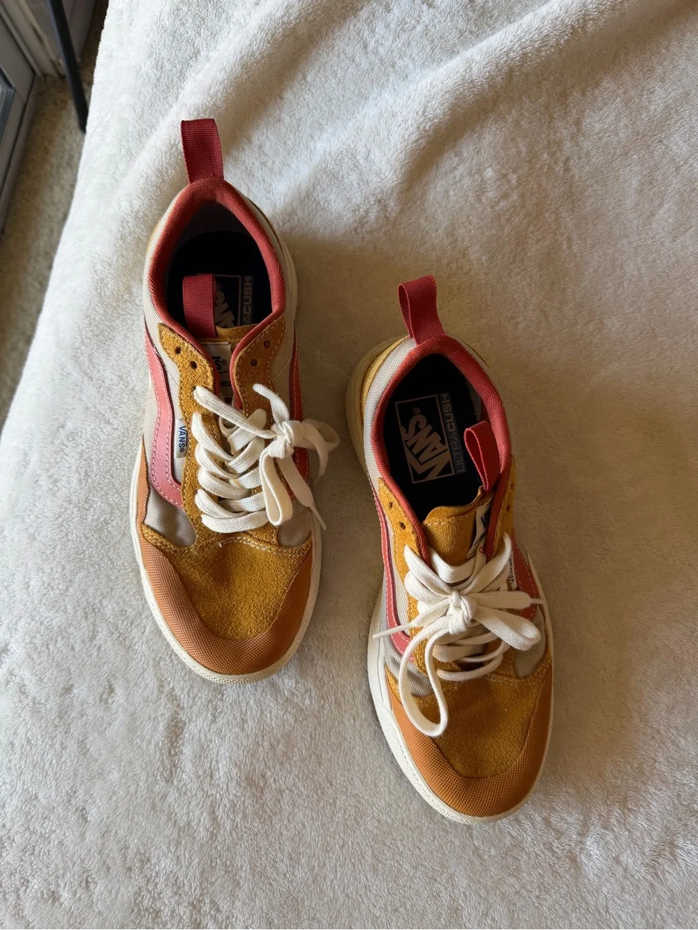Vans Ultrarange Shoe in Mustard and Coral W8 M6.5
